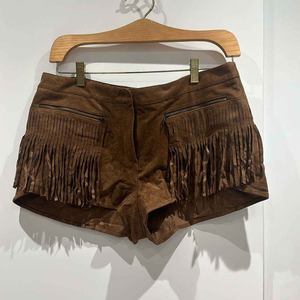 Short suede short with fringes.